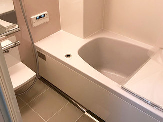 バスルームリフォーム 柱に対応したユニットバスで、ぴったり納まった浴室