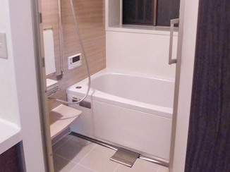 バスルームリフォーム 特殊な造りに対応しながら浴槽サイズも広げたバスルーム