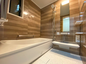 バスルームリフォーム木目調に統一した暖かい印象のバスルーム＆洗面台