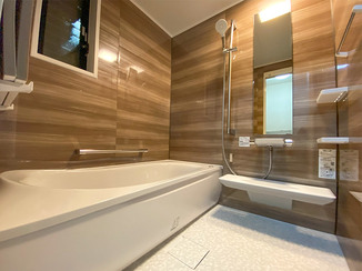 バスルームリフォーム 木目調に統一した暖かい印象のバスルーム＆洗面台