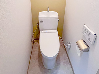 トイレリフォーム アクセントクロスが映えるモダンなトイレ