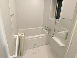 バスルームリフォーム 真っ白の清潔感あるバスルーム
