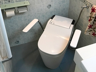 トイレリフォーム 手すりを取り付け、座る時にも安心できるトイレ