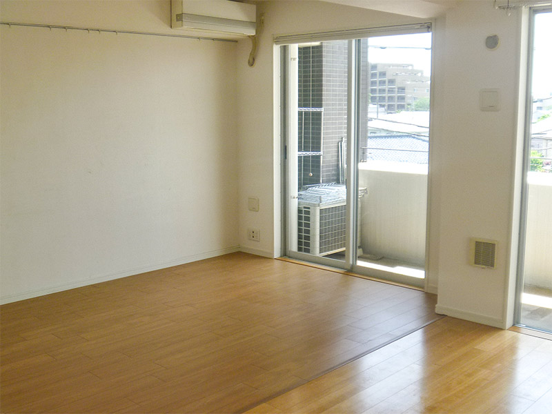 間仕切壁をなくして広く明るいリビングに